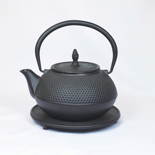 ARARE öntöttvas teáskanna (1,2l), alátéttel, fekete képe